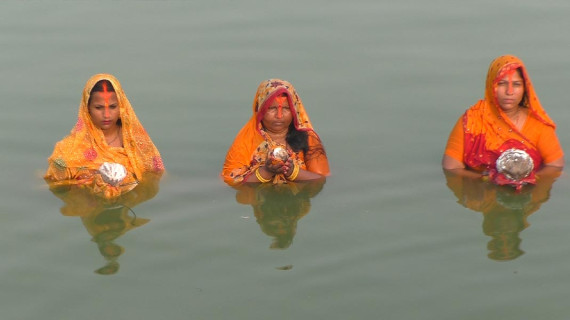 मधेसमा चैती छठ : अस्ताउँदै सूर्यलाई अर्घ दिइयो (तस्बिरहरू)